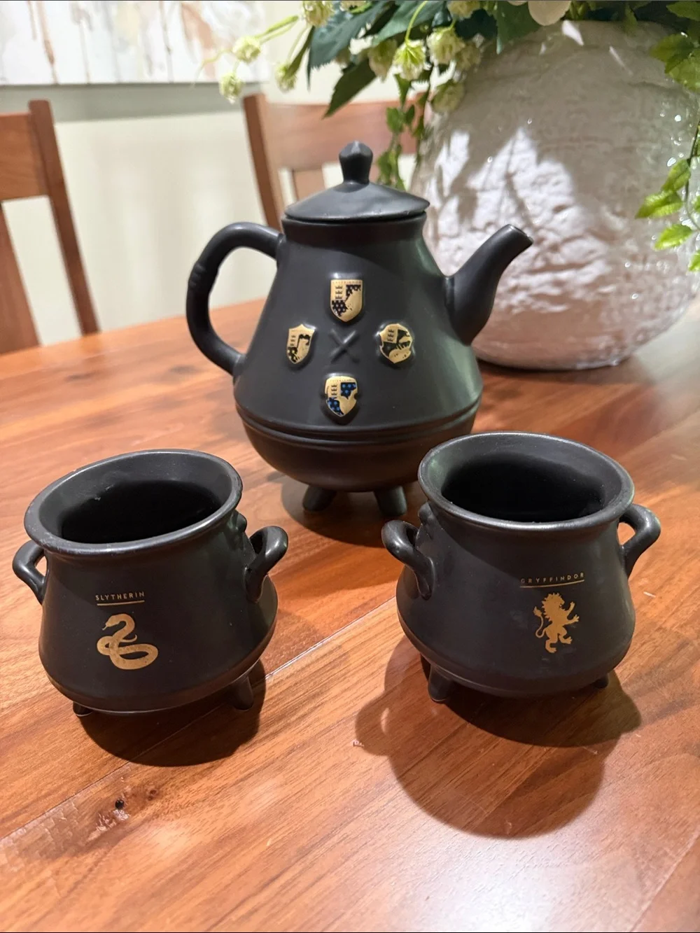 Harry Potter Teapot with 2 Hogwarts Cauldron Mugs